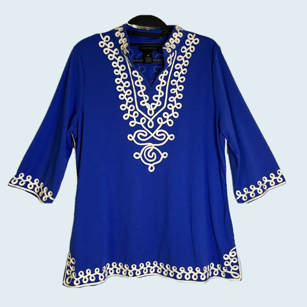 Investments Women’s blue top with white decorative trim. Size M
W8